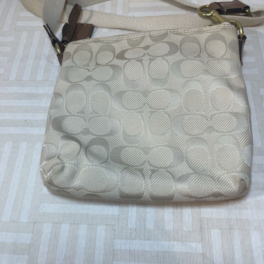 2508 256 COACH Signature Shoulder Bag Cream Turn Lock - Picture 2 of 6